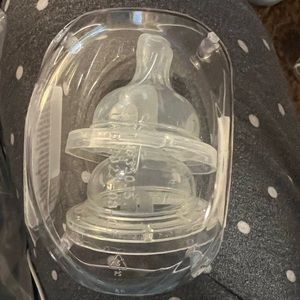 Avent Anti- Colic 4 fl oz bottles/ 12 nipples for the bottles (0m+ and 1m+)